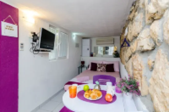 Indy's Beach Apartments