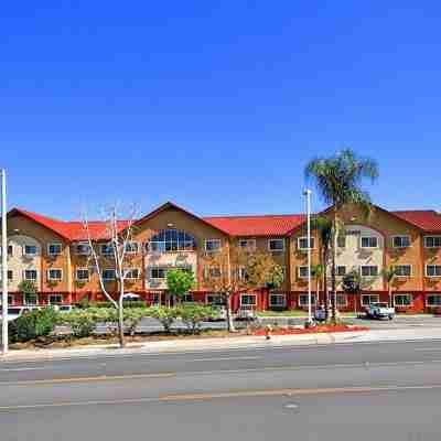 Comfort Suites Near Six Flags Magic Mountain Hotel Exterior