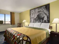 Super 8 by Wyndham Carlsbad エディのホテル