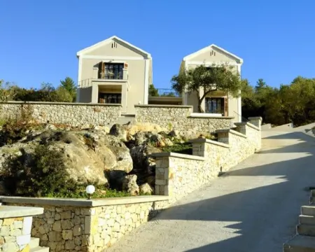 Adastra Ithaca Luxury Suites イタキ島のホテル