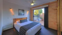 Cousins Motor Inn - parking