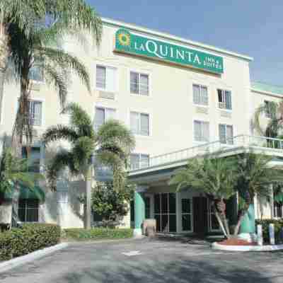 La Quinta Inn & Suites by Wyndham Sawgrass Hotel Exterior