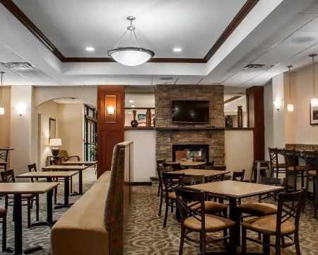 Comfort Inn & Suites Watertown - 1000 Islands Отели в г. Сакетс Харбор