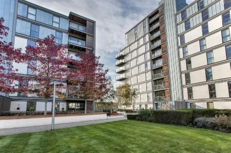 Shortstaymk Vizion Apartments, with Free Superfast wi-fi, Parking, Sky Sports and Movies Отели в г. Милтон-Кейнс