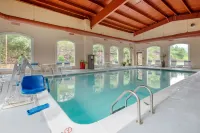 Best Western Plus Poconos Hotel Hotel di Bartonsville