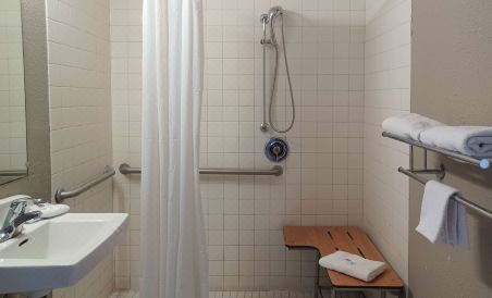 Motel 6-Fresno, CA - Blackstone North - Housity