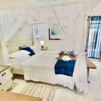 La Petite Maison and Sea Splash Rooms