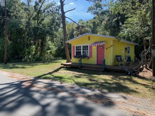 Nature Coast Inn and Cottages - Homestays