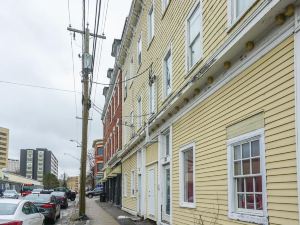 New Renovated Cozy 2 Br in Uptown Saint John Location Coffee