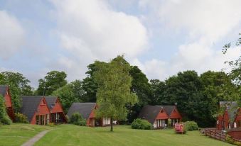 Chalet-Sleeps6-Parking-Garden-Pool