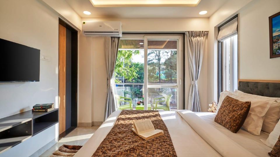 Drizzle Villa with Swimming Pool Near Maapro Garden