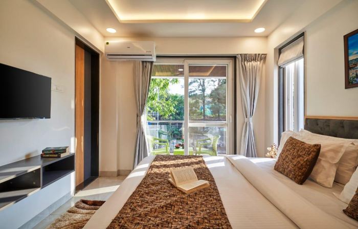 Drizzle Villa with Swimming Pool Near Maapro Garden