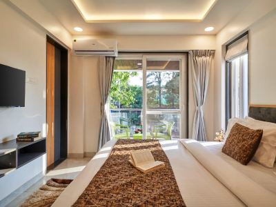 Drizzle Villa with Swimming Pool Near Maapro Garden