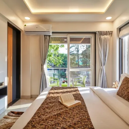 Drizzle Villa with Swimming Pool Near Maapro Garden