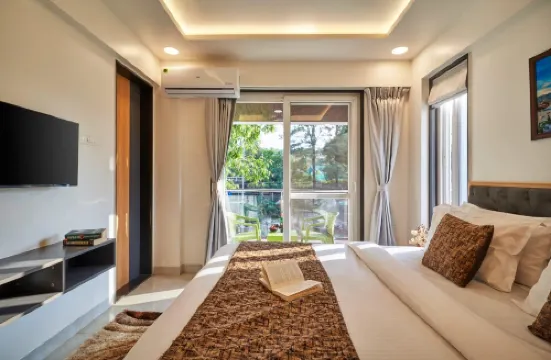 Drizzle Villa with Swimming Pool Near Maapro Garden