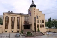 Шери Холл