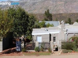 Cosy 6 Person Cottage with Mountain View