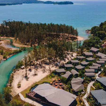 Kalima Resort and Villas Khao Lak Отели рядом с достопримечательностью «Каолак-Бич»