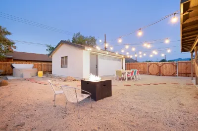 The Rockhopper - Hot Tub, Fire Pit & Walk to Downtown Jt! 4 Bedroom Home by RedAwning 約書亞樹村住宿飯店