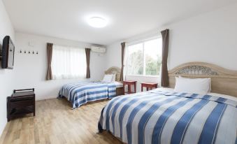 a hotel room with two beds , one on the left and one on the right side of the room at Tea Trees