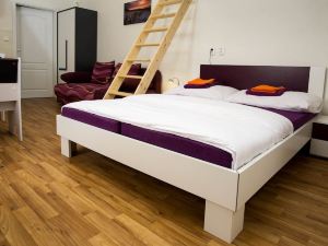 Flying Bed Apartment Close to Prague Castle and Airport