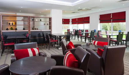 Holiday Inn Express Swindon West Отели рядом со станцией Swindon Railway Station