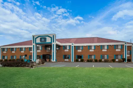 Clarion Pointe Harrodsburg-Danville Отели рядом с достопримечательностью «Harrodsburg Marketplace»