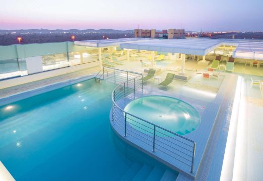 Ayla Bawadi Hotel의 현대적인 객실 인테리어