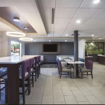 La Quinta Inn & Suites by Wyndham Jackson Airport