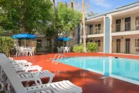 Travelodge by Wyndham Bakersfield - مسبح