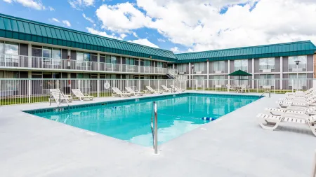 Red Roof Inn & Suites DeKalb Отели в г. Де-Калб