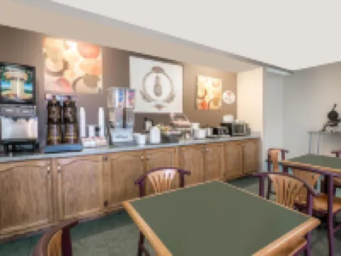 Super 8 by Wyndham Ottawa Hotels in Ottawa