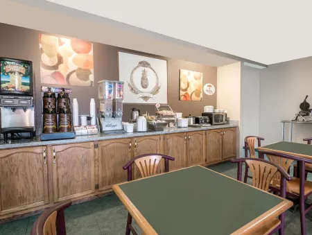 Super 8 by Wyndham Ottawa