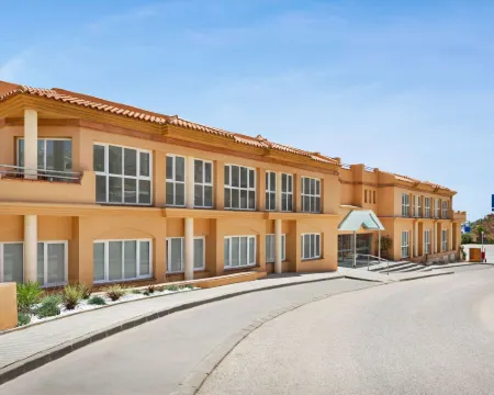 ラマダ  ホテル & スイーツ バイ ウィンダム コスタ デル ソル ミハスのホテル