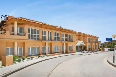 Ramada Hotel & Suites by Wyndham Costa del Sol Fuengirola Отели рядом с достопримечательностью «Iglesia Parroquial de la Inmaculada Concepcion»