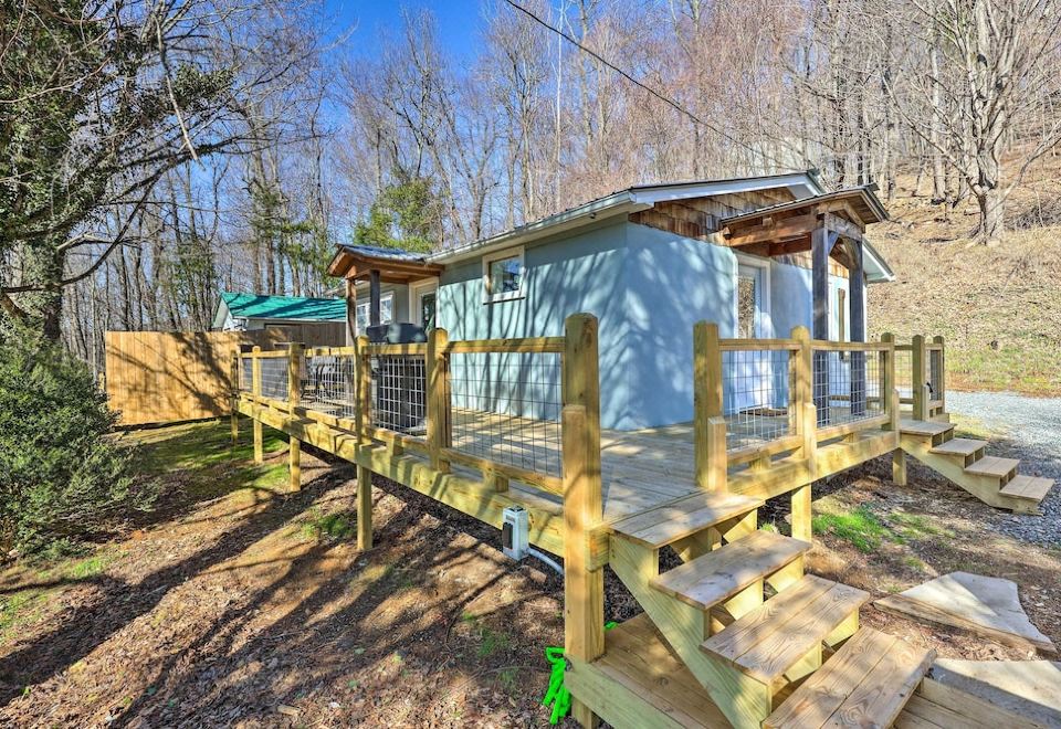 Peaceful Cottage w/ Views - Pets Welcome! - Housity