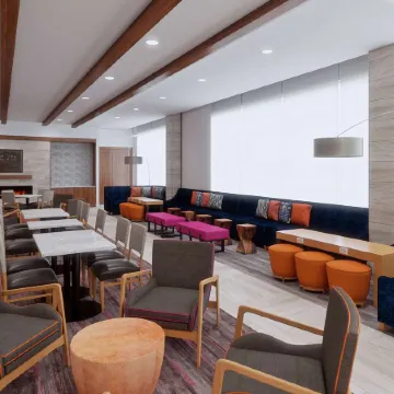 La Quinta Inn & Suites by Wyndham Mount Laurel / Moorestown