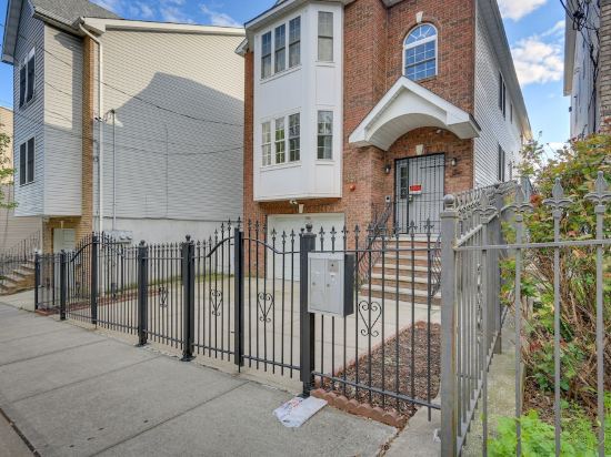 Spacious Newark Duplex in Walkable Location!