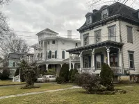 2Br Private Victorian Apartment in City Location on Half Acre Sleeps 5 Hotel in zona Poughkeepsie train station
