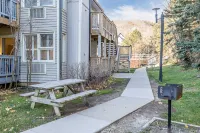 Slope-Side Studio Bliss: Ski-in/Ski-Out, Renovated at Blue, Hot Tub, Fast Wi-Fi