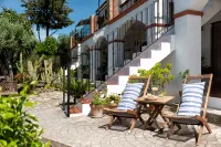 1st Floor Apartment in Old Lakeside Andalusian Farmhouse El Refugio del Burrito 주변 호텔