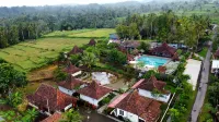 Kampoeng Joglo Ijen Hotel di Licin