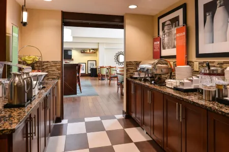 Hampton Inn & Suites Newport News-Airport (Oyster Point Area) Отели рядом с достопримечательностью «Университет Кристофер Ньюпорт»