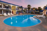 Days Inn by Wyndham McComb MS - Pools