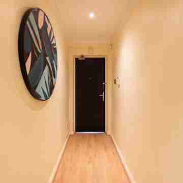 The Woking Wonder - Captivating 3Bdr Flat with Parking Others