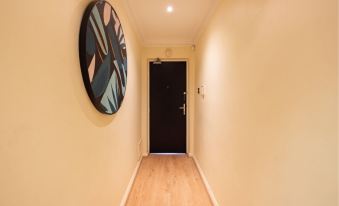 The Woking Wonder - Captivating 3Bdr Flat with Parking