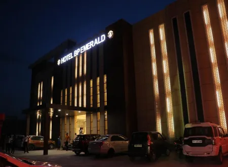 Hotel B P Emerald Отели в г. Ааньор