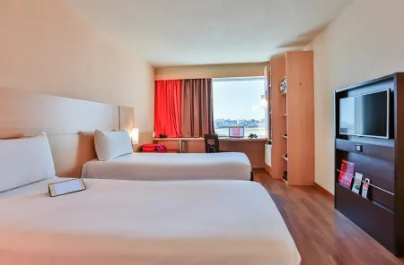 Ibis Makassar City Center Отели рядом с достопримечательностью «Wisma Pattimura»