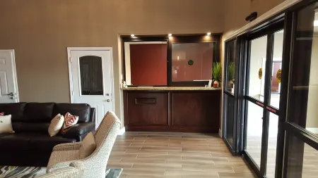 Red Roof Inn & Suites Houston - Humble/ IAH Airport