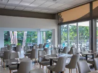 Mayfair Gardens Hotels near Markideio Theatre